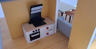 Casa de muñecas de madera con accesorios