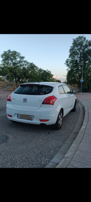 Vehículo coche KIA ProCeed 2012