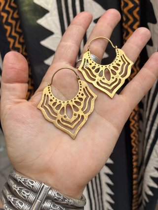 Pendientes dorados étnicos tribales