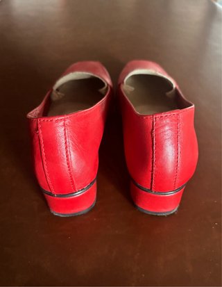 Zapatos rojos de tacón bajo