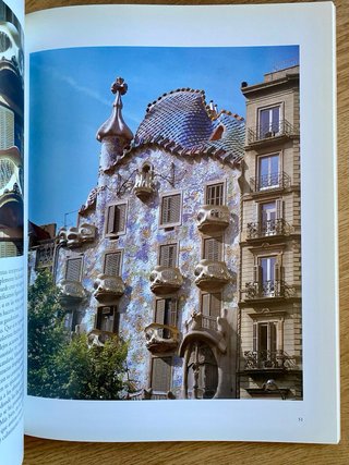 1-Libro de Arte Louvre 2- Libro de Arte Gaudi