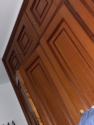 Puerta de madera con diseño clásico