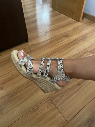 Sandalias cuña serpiente nueva.