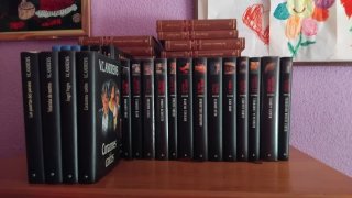 Varias enciclopedias y colección de libros