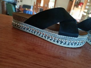 Sandalias negras de plataforma en rebajas!
