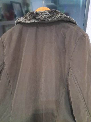 Chaquetón mujer marrón con cuello de pelo