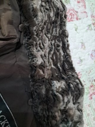 Chaquetón mujer marrón con cuello de pelo