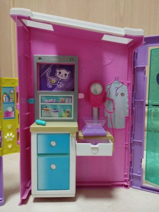 Set di accessori per la clinica veterinaria di Barbie