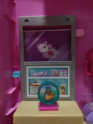 Set di accessori per la clinica veterinaria di Barbie