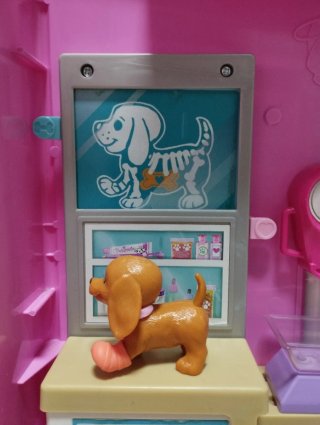 Set di accessori per la clinica veterinaria di Barbie
