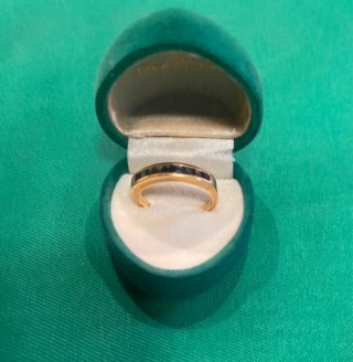 ANILLO DE ORO DE 18 K Y ZAFIROS AZULES