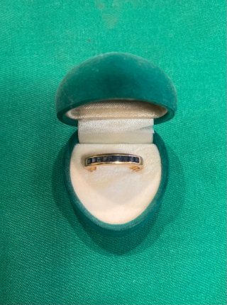 ANILLO DE ORO DE 18 K Y ZAFIROS AZULES
