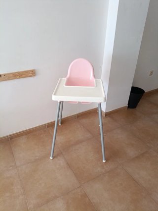 Trona infantil rosa y blanca