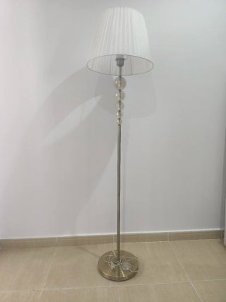 Lámpara de pie salón dorada y blanca
