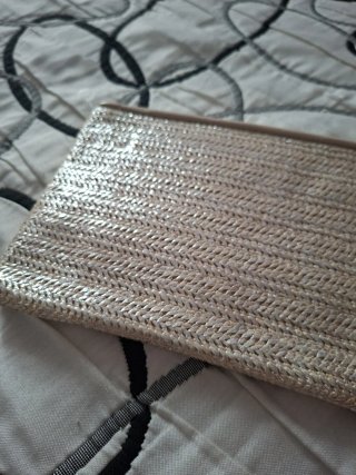 Bolso de mano rafia beige y dorado