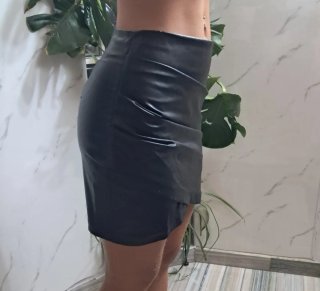 Falda cuero negra