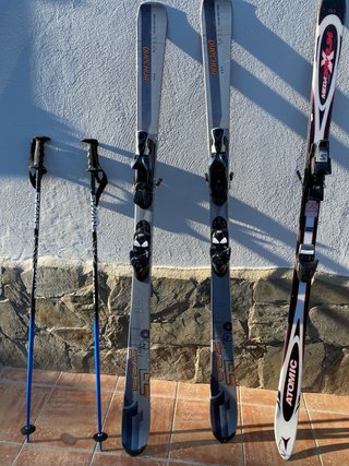 Esquís Quechua mrz 400 y Atomic mega carvX6.24