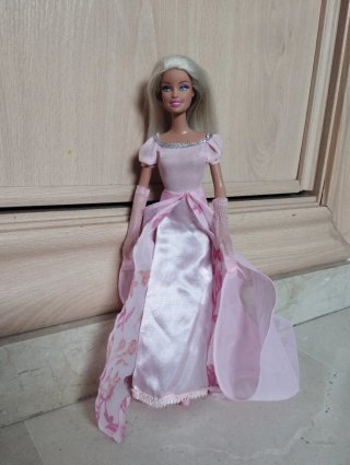 Barbie con vestidos rosa y morado
