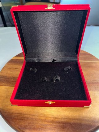 Caja de Joyas Roja con Detalles Dorados