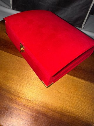 Caja de Joyas Roja con Detalles Dorados