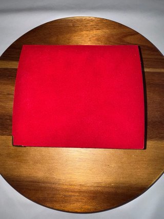 Caja de Joyas Roja con Detalles Dorados