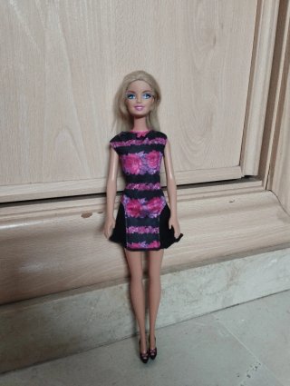 Barbie con vestidos morados y rosas