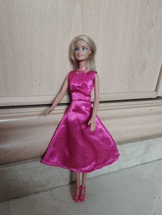 Barbie con vestidos morados y rosas