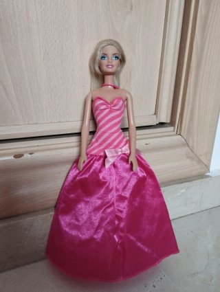 Barbie con vestidos morados y rosas