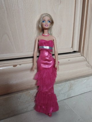 Barbie con vestidos morados y rosas