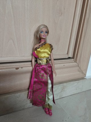 Barbie con vestidos morados y rosas