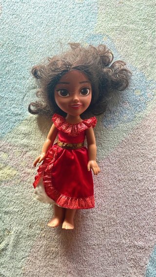 Muñeca de vestir roja