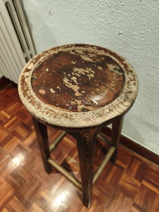Taburete de madera rústico