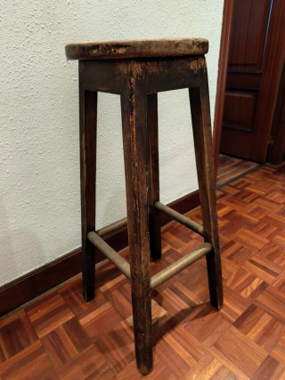 Taburete de madera rústico
