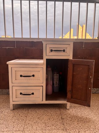 Cómoda vintage de madera y mimbre