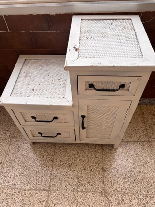 Cómoda vintage de madera y mimbre