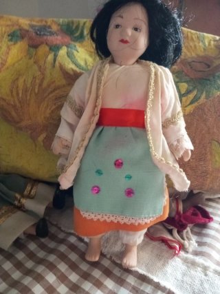 12 Muñecas de porcelana vestida o para pieza.