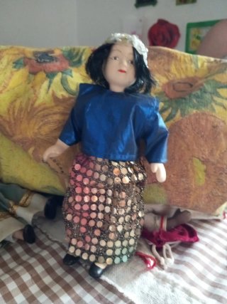 12 Muñecas de porcelana vestida o para pieza.