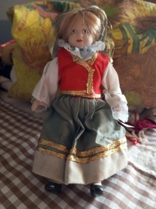 12 Muñecas de porcelana vestida o para pieza.