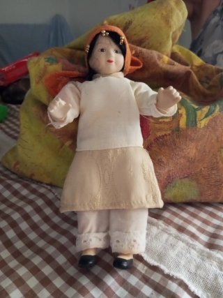 12 Muñecas de porcelana vestida o para pieza.