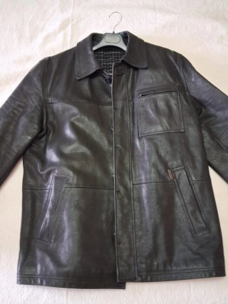 Chaqueta de piel de la marca Caramelo Negra impeca