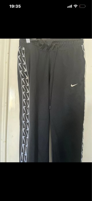 Pantalón Nike negro con logo