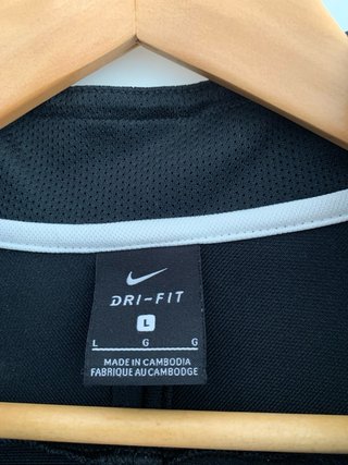 Chaqueta deportiva Nike negra y blanca