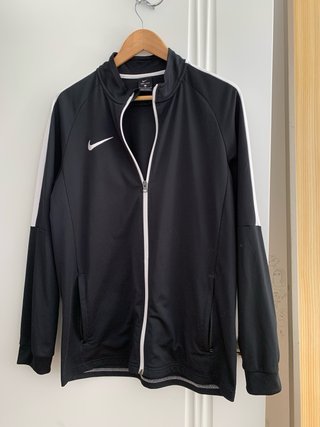 Chaqueta deportiva Nike negra y blanca