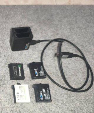 accesorios GoPro, baterías y cargador y micro SD