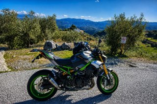 Kawasaki Z900 SE 2025 Negra y Verde
