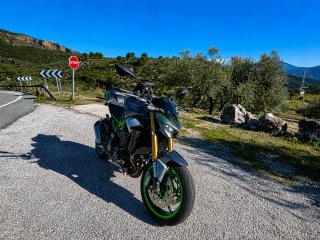 Kawasaki Z900 SE 2025 Negra y Verde