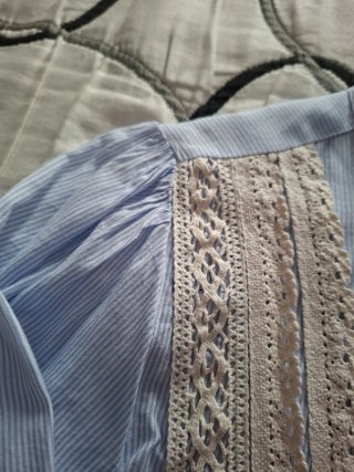 Camisa rayas azul con encaje