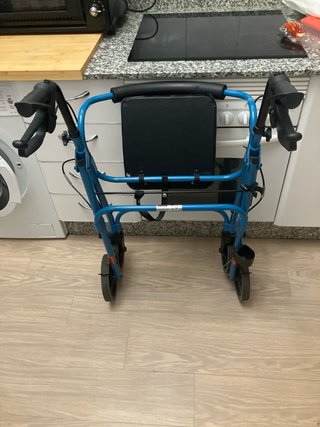 Andador seminuevo con asiento y ruedas