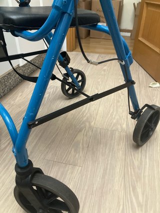 Andador seminuevo con asiento y ruedas