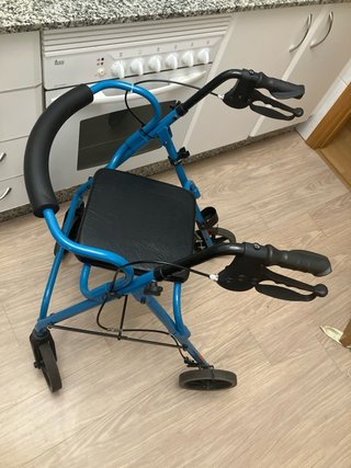Andador seminuevo con asiento y ruedas